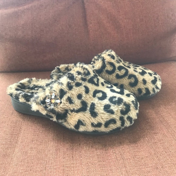 vionic slippers size 6